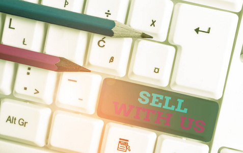 概念性手稿，展示与我们一起销售。商业照片展示在线销售平台寻找卖家电子商务白色pc键盘，白色背景上有便笺。