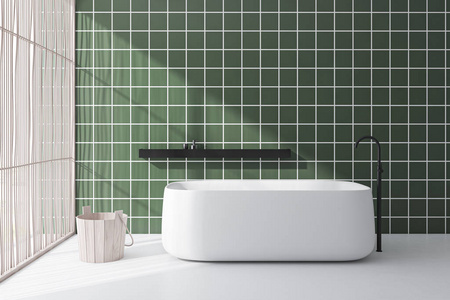 带浴缸的绿色瓷砖浴室