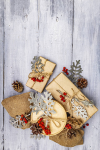 圣诞节零浪费理念。新年环保包装。用手工纸制作的节日礼盒和带有不同有机装饰的麻袋