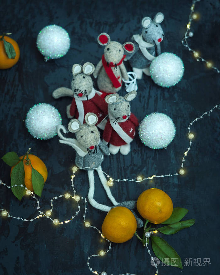 新年贺卡上有一年的象征，一组玩具老鼠和橘子