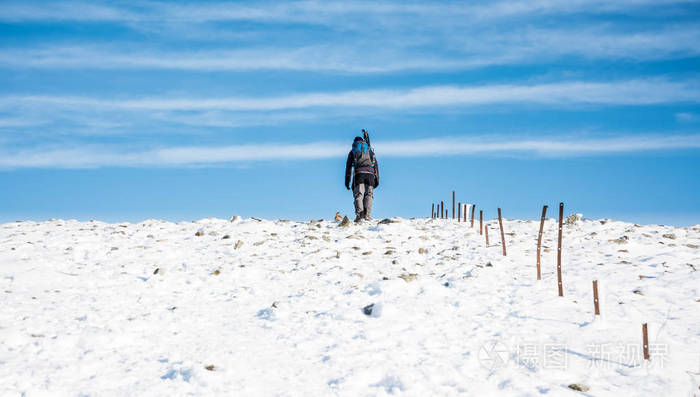 独行侠爬上白雪岭威斯康星州上山