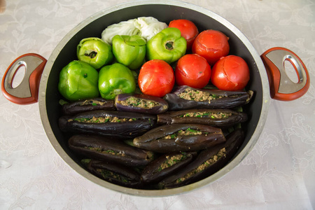 茄子里有肉馅羊肉和米饭。在土耳其，这道菜被称为帕利坎多马西。茄子馅。把茄子塞在锅里。