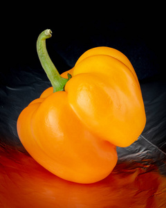 聪明的橙色小甜椒在它的一边图片