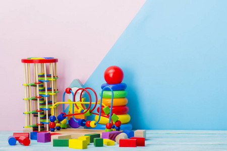 操场俯视图木制背景上的彩色儿童玩具框架.俯视图.平躺.