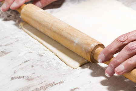 手和擀面杖,特写照片