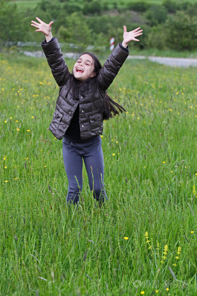 可爱的小女孩跳来跳去玩得很开心照片-正版商用图片2669yv-摄图新视界