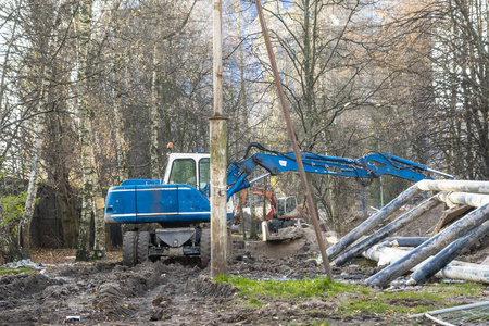 蓝色挖掘机在公园1进行挖掘工作