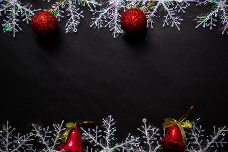 黑色背景上孤立的装饰性圣诞节图片