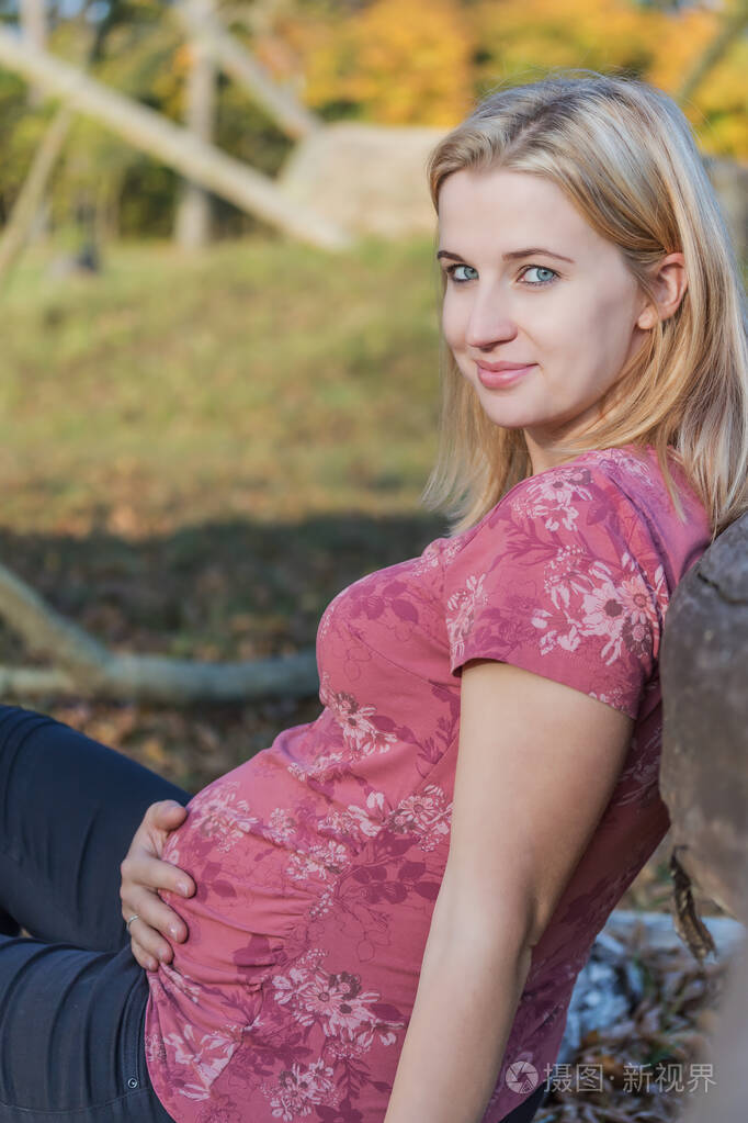 年轻的孕妇抱着怀孕的肚子照片-正版商用图片266b3p-摄图新视界