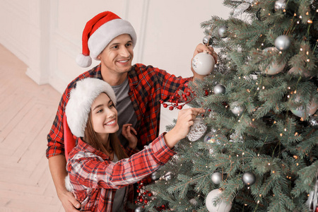 幸福夫妇在家装饰圣诞树