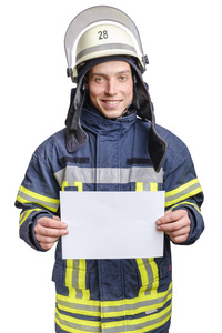 身穿制服戴着头盔面带微笑的年轻消防员拿着空纸片看着摄像机