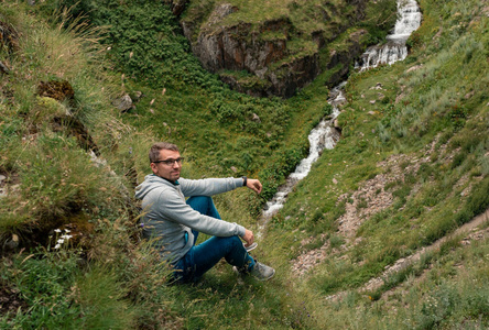 山丘背景下的男性旅行家