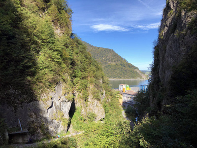 高峰 绿松石 美丽的 峡谷 瀑布 小山 高的 春天 岩石