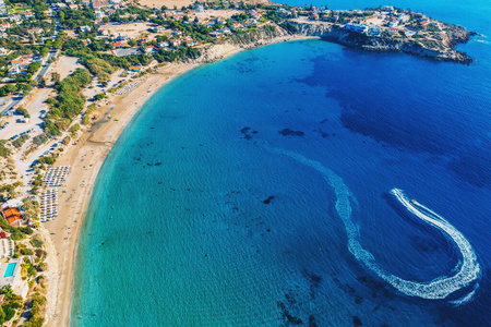 珊瑚湾海滩鸟瞰图。著名的塞浦路斯美丽的海岸线与蔚蓝的地中海海水和沙滩，无人机拍摄