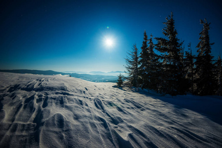 雪域滑雪坡迷人景观