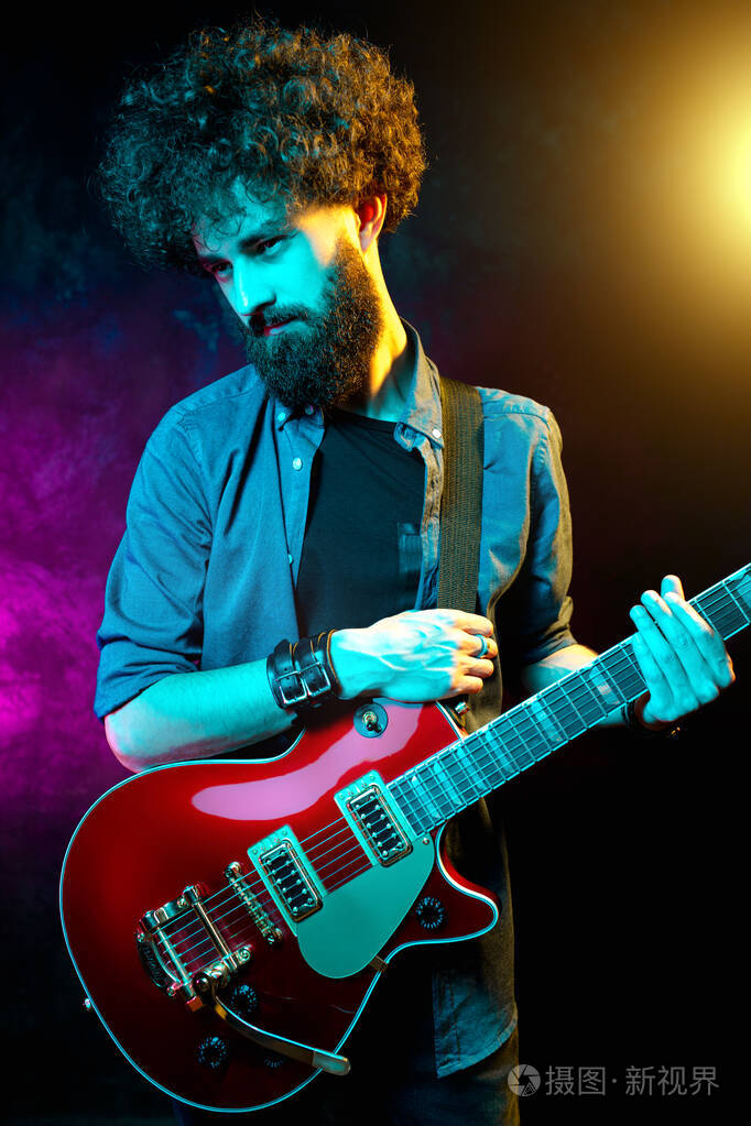 摇滚音乐家正在弹电吉他.