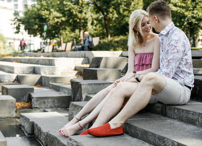 在城市里散步的情侣。和那个女孩在华沙的家伙。浪漫的关系。