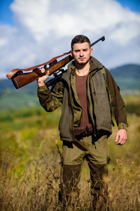 猎或步.人类猎人携带步自然背景.经验和实践有助于寻找成功.