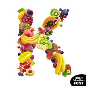 由浆果和水果制成的字母K，白色背景上孤立的食物字体