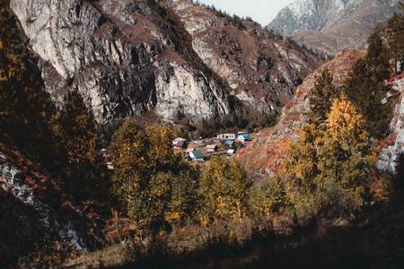 阿尔泰山区的一个小村庄图片