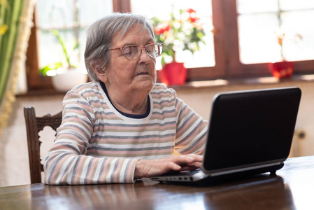 老年妇女与新技术