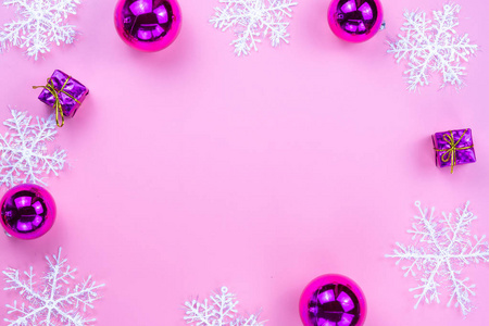 圣诞假期构图，粉红色圣诞装饰俯视图