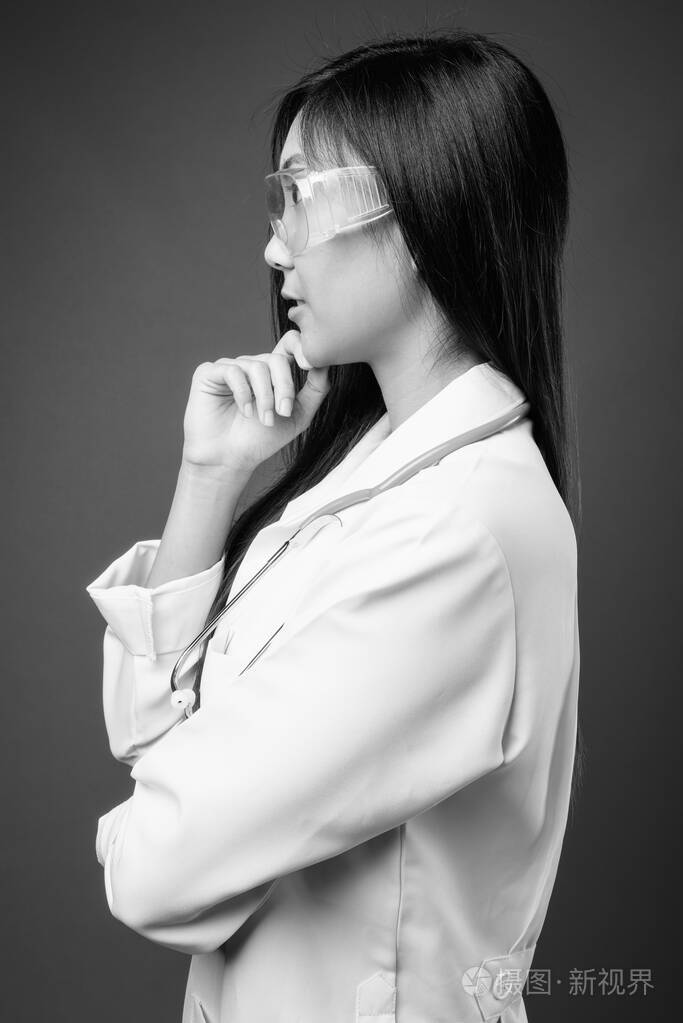 年轻美丽的亚洲女博士白纸黑字科学家