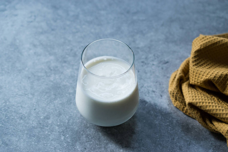 有机益生菌牛奶开菲尔酸奶在玻璃杯中即饮。传统健康饮料。