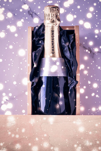 香槟瓶和礼品盒上的紫色节日闪光，新年