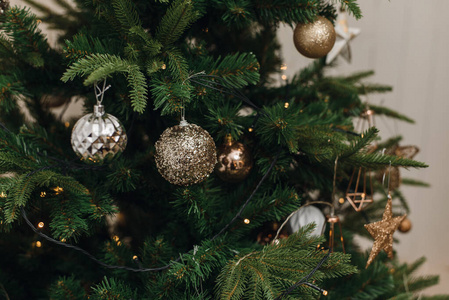 房子里圣诞树上的银棕金饰品和球