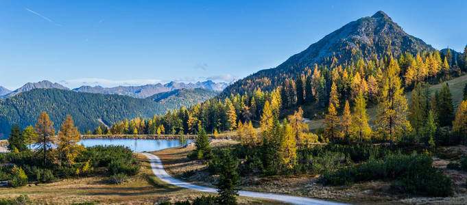 秋高气爽的阿尔卑斯山景色。Reiteralm，Steiermark，澳大利亚