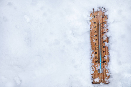 雪地里的温度计