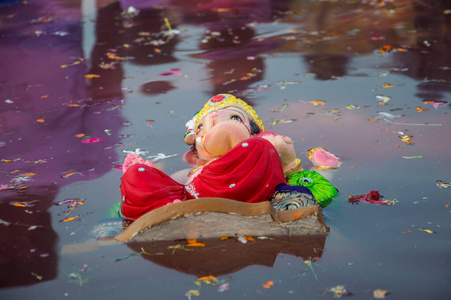 浸在水中的印度教神甘尼萨的偶像。