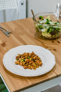 自制宫保鸡丁配花生辣椒酱油韭菜和蔬菜。传统食物。