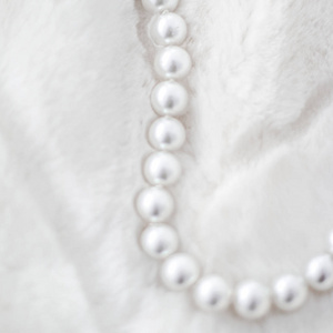 冬季度假珠宝时尚，毛皮背景上的珍珠项链