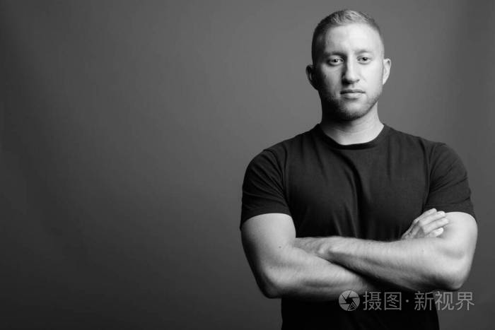 黑白肌肉男肖像
