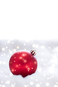 红色圣诞小饰物，蓬松的毛皮上有雪地闪光，奢华