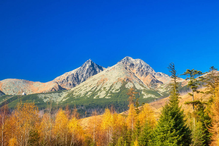 洛姆尼卡的高峰在秋天。