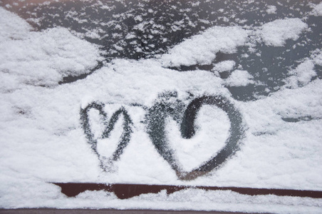 雪地里画着一颗心