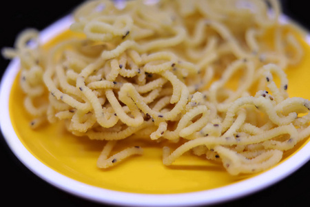 Murukku是一种美味，松脆的小吃，原产于印度次大陆，流行于印度南部。排灯节庆典，