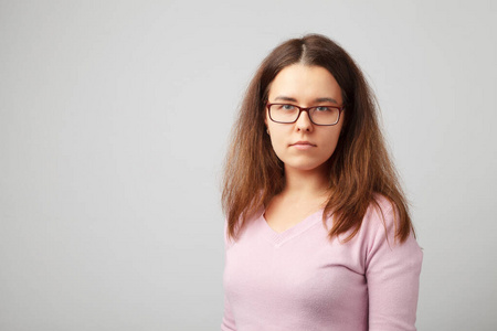 戴眼镜的黑发年轻女子头肩肖像