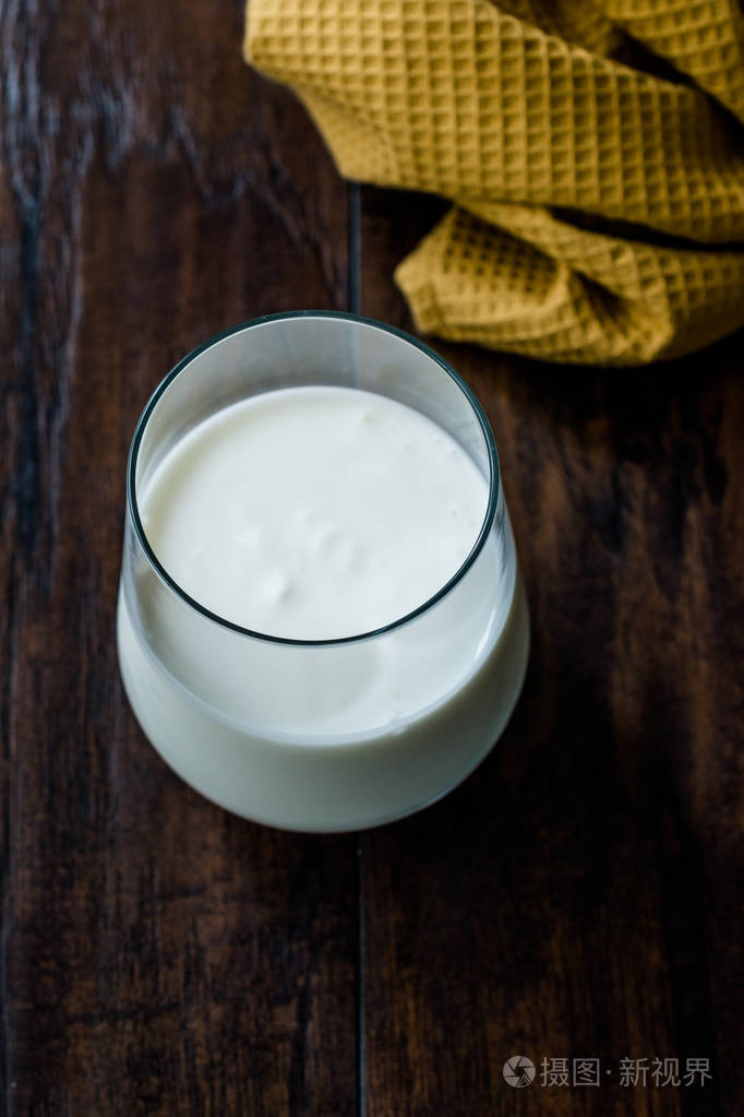 有机益生菌牛奶开菲尔酸奶在玻璃杯中即饮