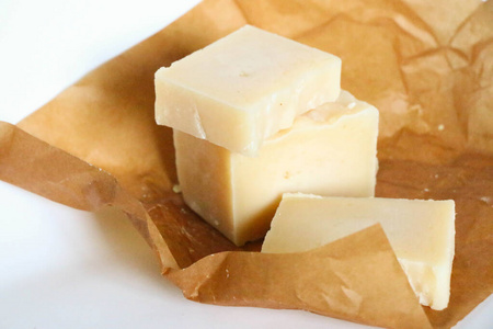 白色背景的天然手工有机肥皂条照片