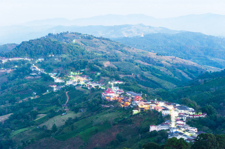 多美沙龙和Santikhiri村景观。