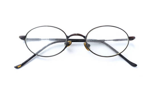 白色背景上隔离的设计简单的旧眼镜