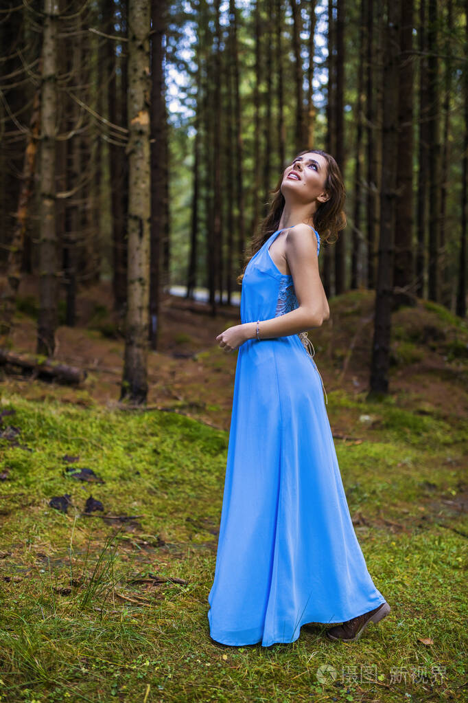 秋天森林里穿着蓝色衣服的美女