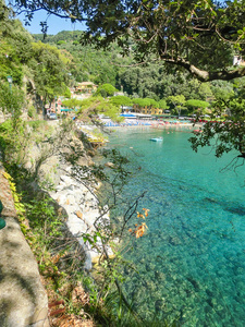在热那亚波托菲诺附近被称为帕拉吉的海滩，蓝天碧海
