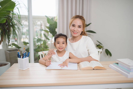 在一起 乐趣 母亲 教育 宝贝 学校 女孩 美丽的 女儿