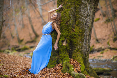 秋天森林里穿着蓝色衣服的美女