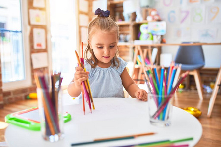 铅笔 颜色 玩具 活动 绘画 女孩 幼儿园 乐趣 有趣的